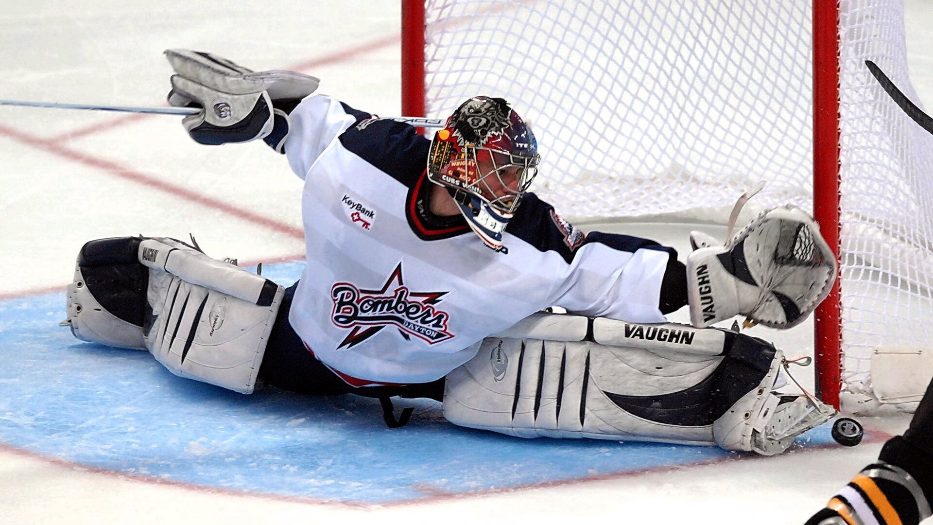 亚博体育足球-足球赛场焦点！韩国队对阵中国队，意外判罚引发热议，比赛氛围紧张